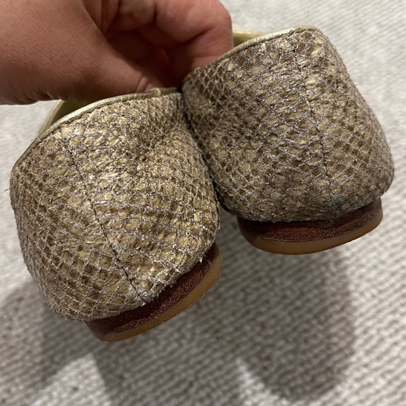 COACH Carrie Animal Snake Print Leather Loafer Flat Shoe Gold Metallic Lizard 7 - Picture 6 of 9